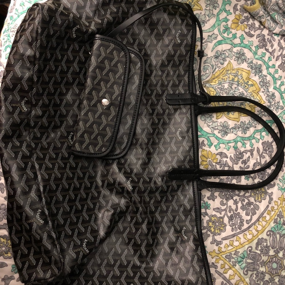 Grab this super cute bag before it’s gone !